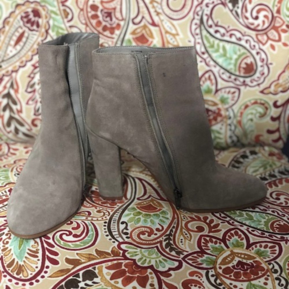 LIKE new suede Steve Madden Booties (Taupe)